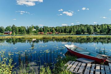 Schweden von seiner besten Seite, eine Bootsfahrt über den See zu den charakteristischen roten Häusern von Yvonne Ten Bruggencate