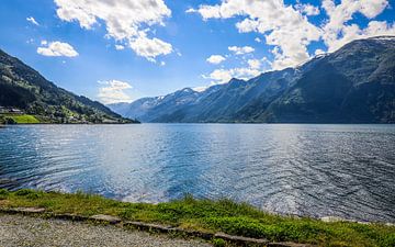 Adembenemende Uitzichten op de Hardangerfjord met Bergen en Gletsjers in Noorwegen van Be More Outdoor
