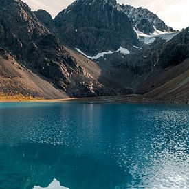 Het blauwe meer. van Axel Weidner