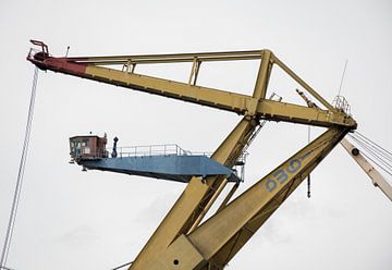 Overslag kraan in de haven aan het werk van scheepskijkerhavenfotografie