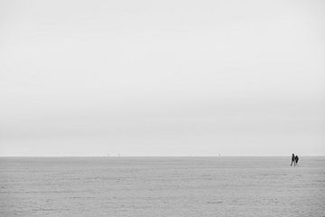 Twee mensen op het strand van Sankt Peter-Ording van Andreas Nägeli