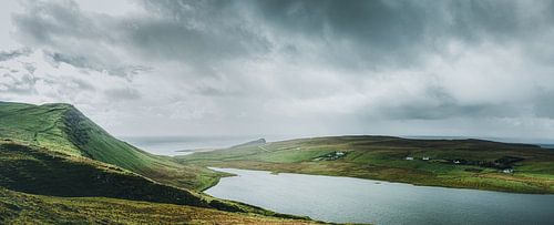 Verlaten eenzaamheid bij Neist Point. Isle of Skye in Groot-Brittannië. Panorama klif in de Schotse Hooglanden!