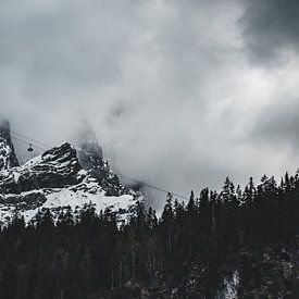 Téléphérique alpin dans le brouillard : massif de la Zugspitze sur Pitkovskiy Photography|ART