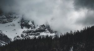Alpine Seilbahn im Nebel: Zugspitzmassiv