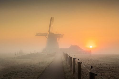 Molen De Koningslaagte – Mistige zonsopkomst in april van KB Design & Photography (Karen Brouwer)