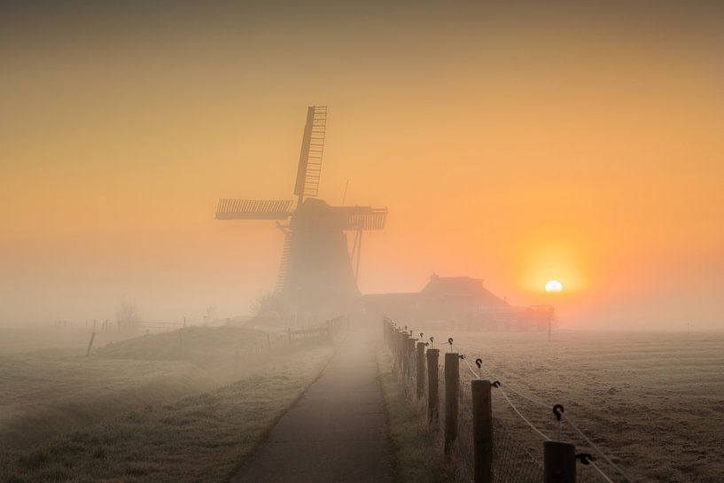 Mill The Kings Layer - Nebliger Sonnenaufgang im April von KB Design & Photography (Karen Brouwer)