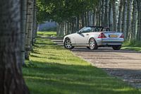 Zilveren Mercedes-Benz SLK cabriolet met het dak naar beneden