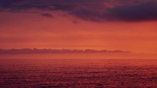 Magisches Abendrot über dem Meer in Scalea