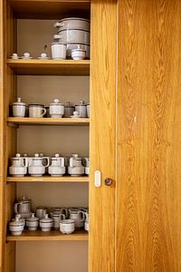 Tassen im Schrank