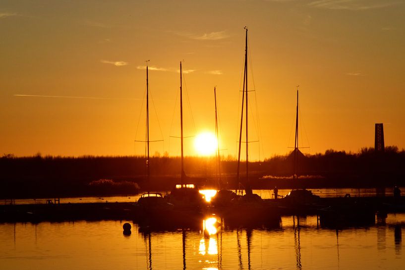 Boten in de haven bij zonsondergang van Marcel Ethner