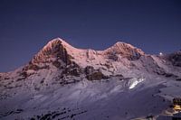 Kleine Scheidegg mit Eiger und Mönch nach Sonnenuntergang im Winter