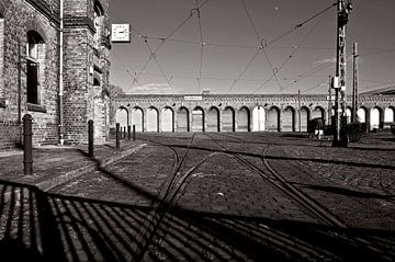 In onbruik geraakte tramremise in Oost-Berlijn - monochroom