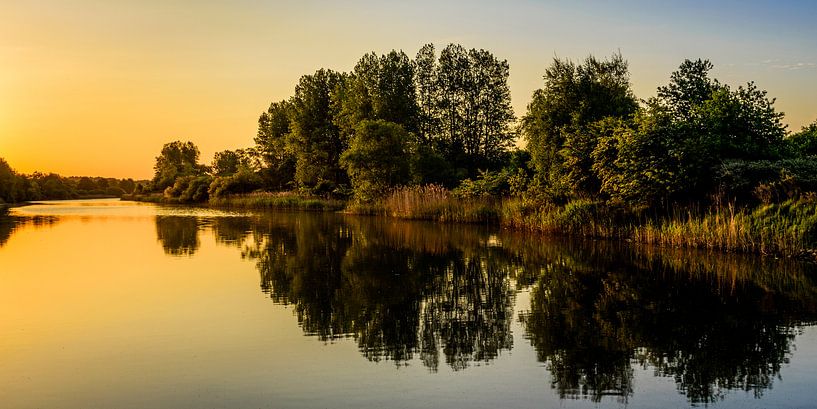 Lever de soleil sur le canal - II par Richard Guijt Photography