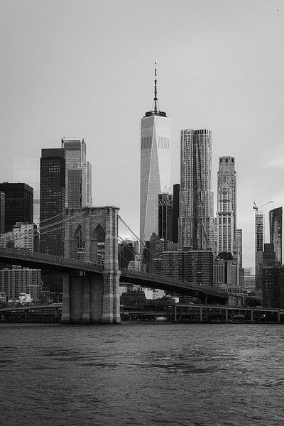 Brooklyn Bridge &amp; Manhattan Skyline – urbanes New York in Schwarzweiß von NZME Photography