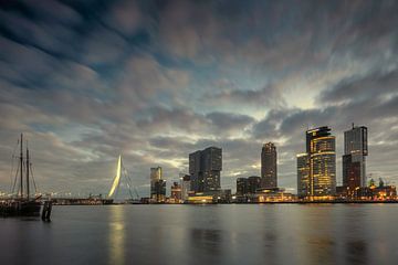 Stadsgezicht Rotterdam bij zonsopkomst