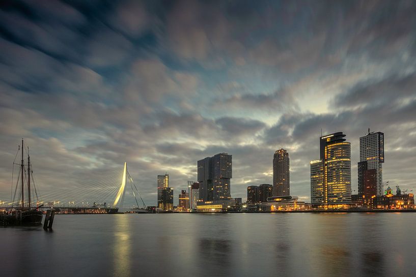 Stadsgezicht Rotterdam bij zonsopkomst van Arjen Roos