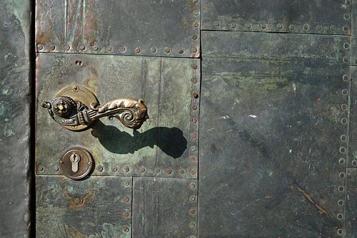oude deurklink aan de dom van Magdeburg
