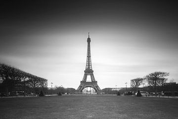Eiffeltoren long exposure in zwartwit van Dennis van de Water