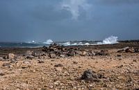 Ruige kust en donkere wolken bij Boka Onima op Bonaire