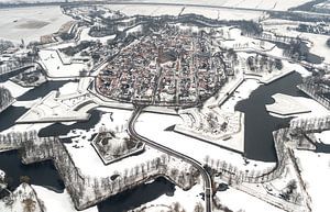 Photo aérienne de la forteresse de Naarden en hiver sur aerovista luchtfotografie