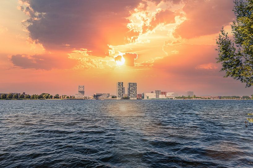 Skyline Almere Stad sur la Weerwater. par Brian Morgan