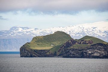 Huis op een eiland in de zee bij IJsland van Reis Genie