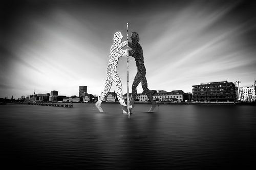 Berlijn Molecule Man sculptuur in de Spree