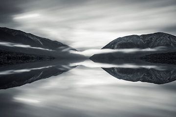 Mistwachten boven het Rotoiti meer, Nelson Lakes National Park; Nieuw-Zeeland van Markus Lange