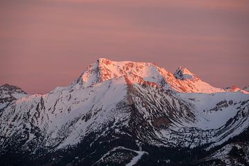 Gaishorn en Rauhorn bij zonsondergang tijdens alpenglow van Leo Schindzielorz