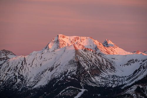 Gaishorn en Rauhorn bij zonsondergang tijdens alpenglow