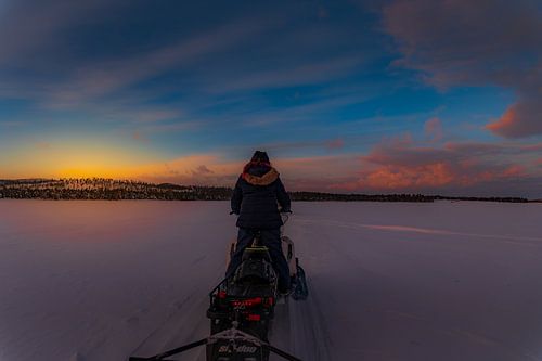 Zonsopgang op Inari meer in Fins lapland