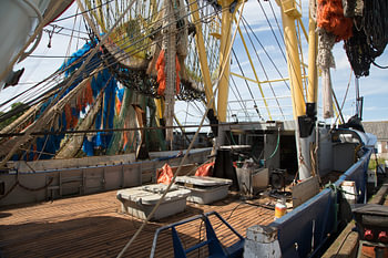 Bateau de pêche dans le port