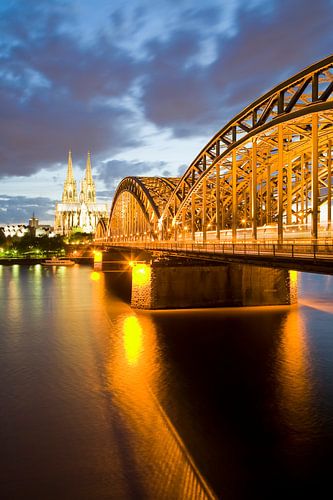 Köln mit dem Dom und der Hohenzollernbrücke bei Nacht von Werner Dieterich