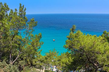 Blauwe zee Samos Griekenland van Patrick Löbler