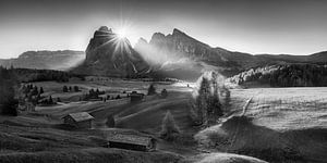 L'Alpe de Siusi dans les Dolomites en noir et blanc . sur Manfred Voss, Schwarz-weiss Fotografie