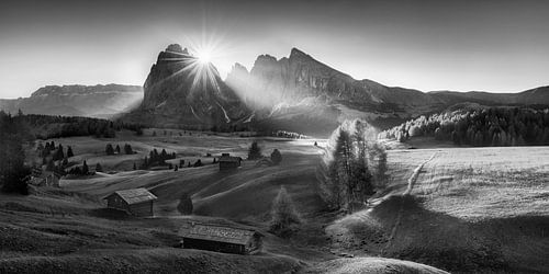 Die Seiser Alm in den Dolomiten in schwarzweiss . von Manfred Voss, Schwarz-weiss Fotografie