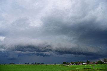 Rolwolk met veel neerslag en een dorp van Piet Kooistra
