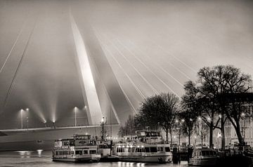 Erasmusbrücke im Nebel von Vincent van Kooten