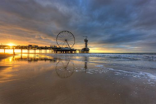 Coucher de soleil sur la jetée de Scheveningen sur Rob Kints