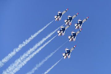 Delta formatie U.S. Air Force Thunderbirds. van Jaap van den Berg