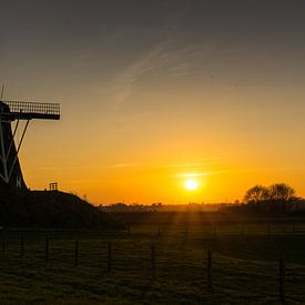 coucher de soleil apaisant avec un moulin à vent sur Rene Wassenbergh