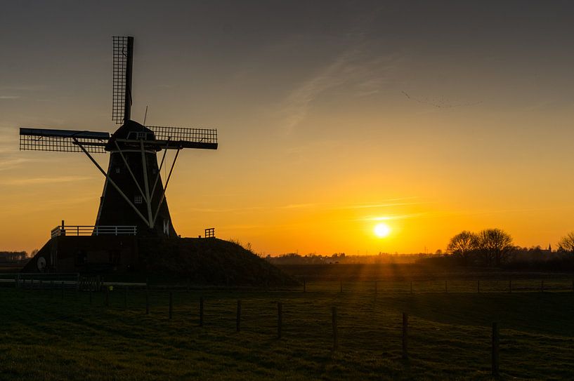 coucher de soleil apaisant avec un moulin à vent par Rene Wassenbergh