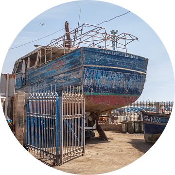 Scheepsbouw in de haven van Essaouira (Marokko) van t.ART