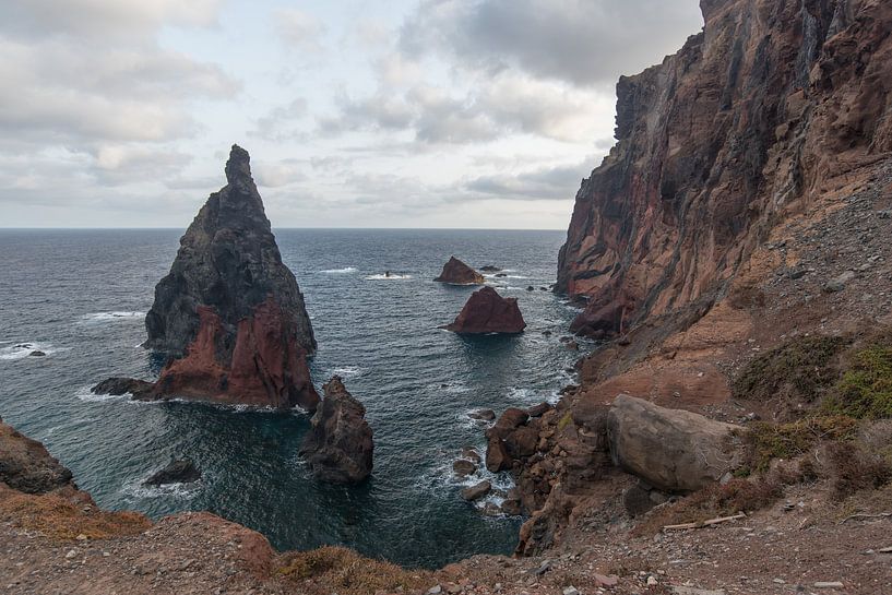 berge entlang des meeres in madeira Portugal von Robinotof