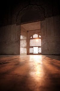 zaal met mooi zonlicht  in Raj Mahal tempel van Karel Ham