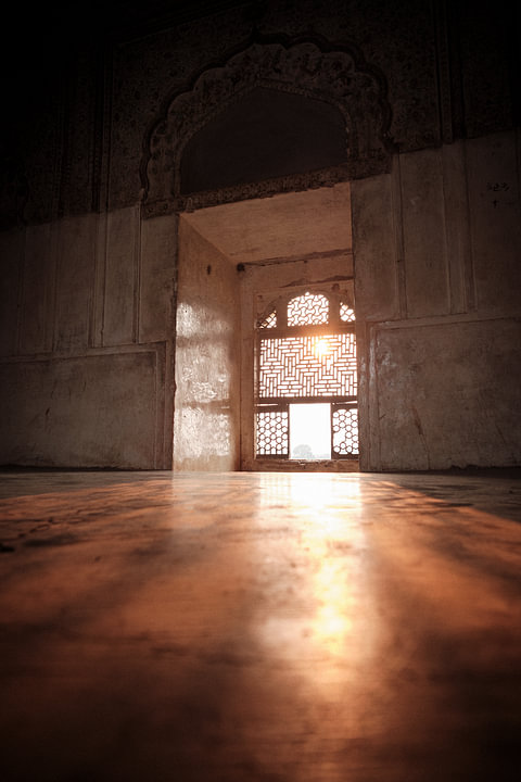 zaal met mooi zonlicht  in Raj Mahal tempel van <span class="secondary-font">Karel Ham</span>