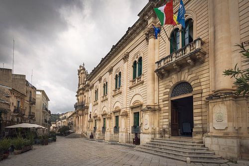 Het historische stadhuis van Scicli schittert tegen de stemmige lucht van Sicilië', Sicilië