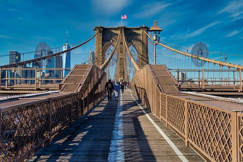 De Brug van Brooklyn, NYC mening van het daglicht met mensen die op de brug, skyline en wolken in he