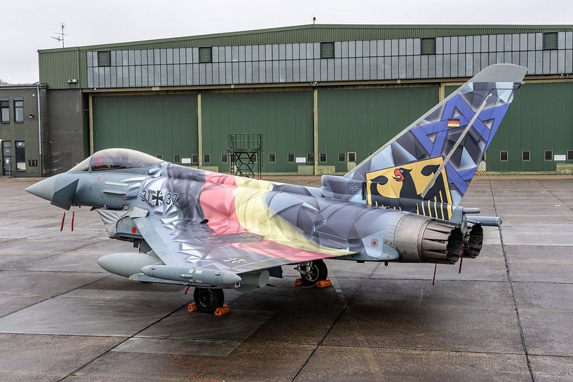 Fotoshooting: Ein deutscher Eurofighter in einem speziellen Farbschema wird auf der Plattform des Fl von Jaap van den Berg