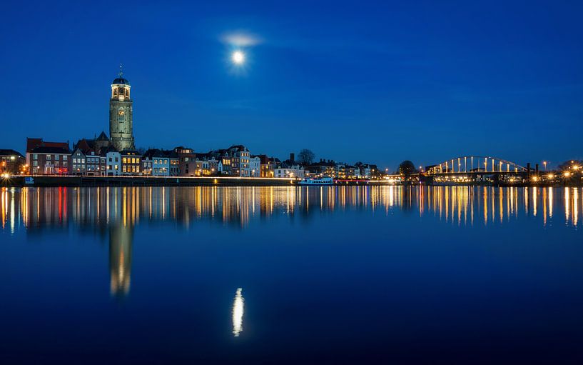 Deventer, Skyline @ blue hour par Martin Podt